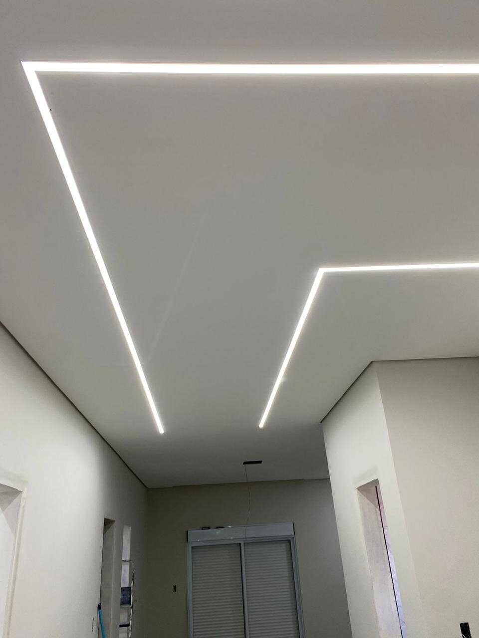 Projeto de iluminação com perfis de LED embutidos no teto — projetos de iluminação em Campinas