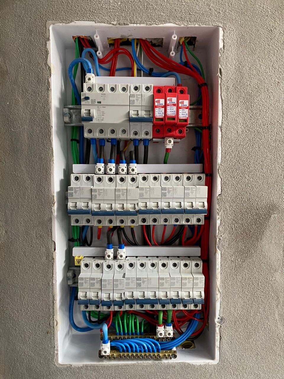 Quadro de distribuição elétrica organizado — serviços elétricos em Campinas