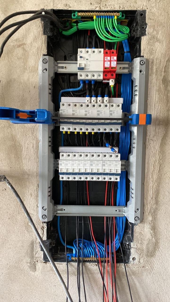 Montagem de quadro elétrico em andamento — quadros elétricos em Campinas